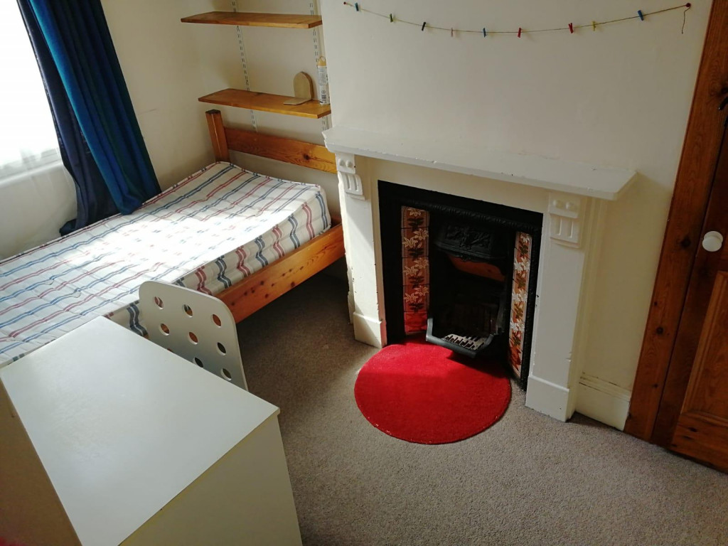 Single bedroom available